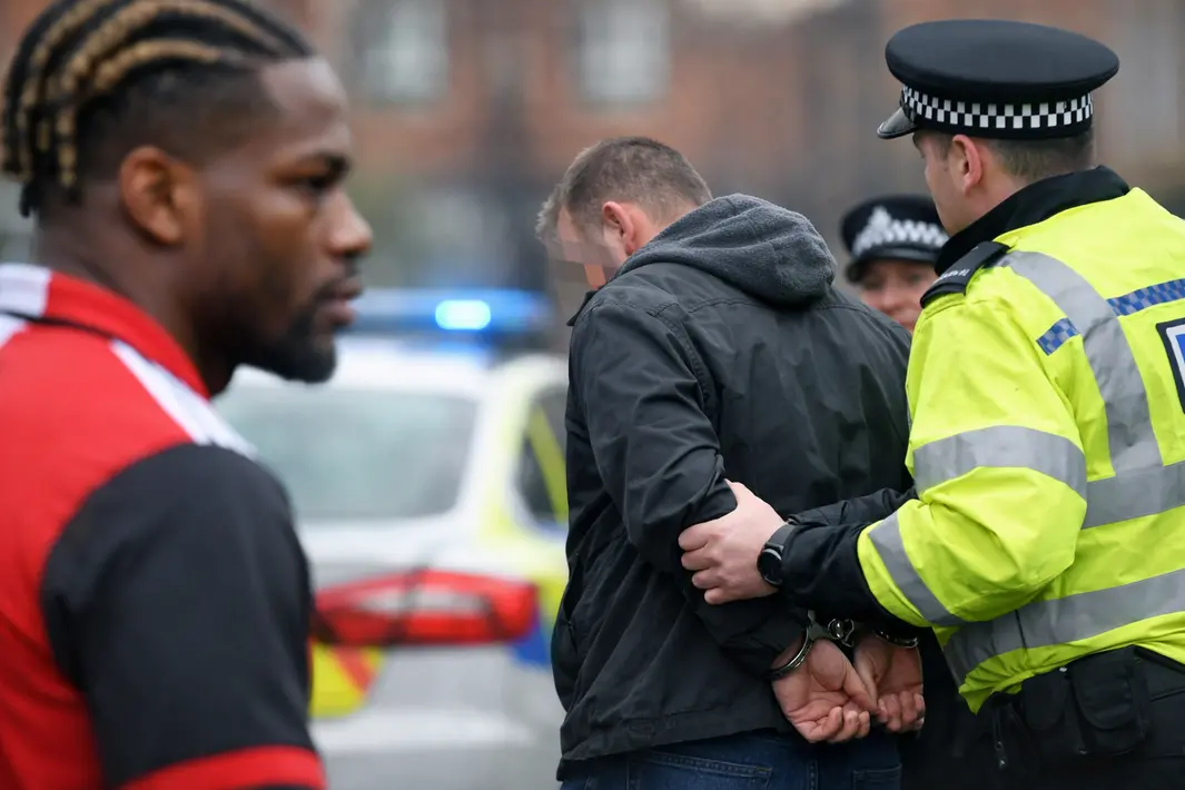 Man gearresteerd na racistische uitlatingen tegen oud-voetballer Geertruida in Engeland