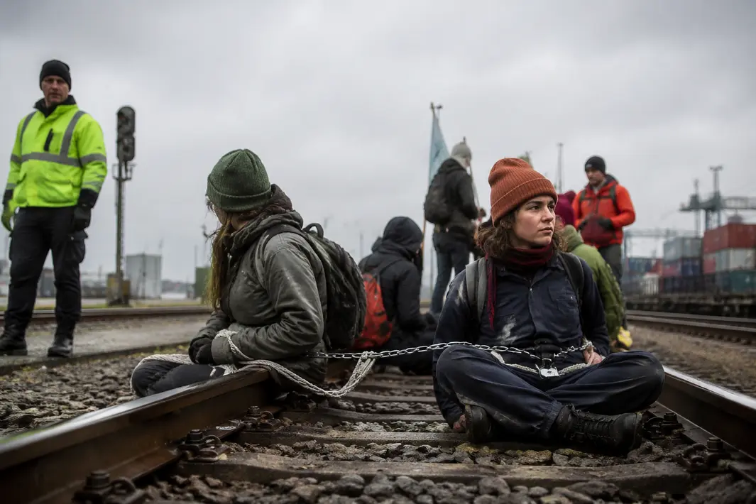 Actiegroep blokkeert opnieuw havenspoorlijn met vastgemaakte demonstranten
