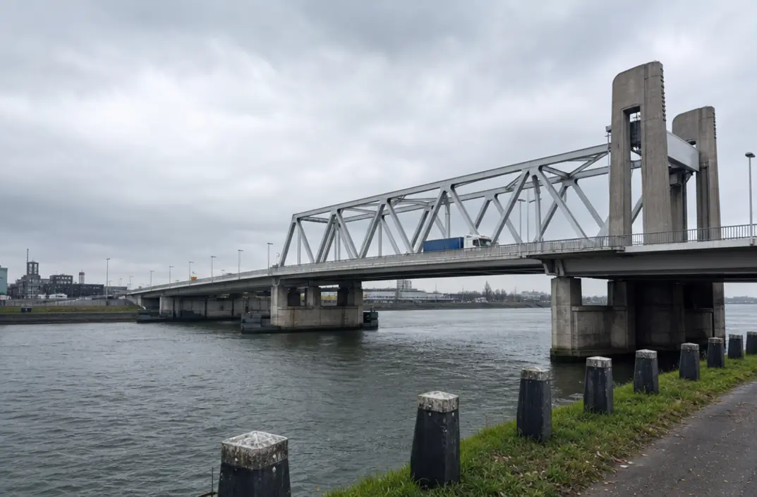 Beperkingen voor zwaar en speciaal verkeer op de Zwijndrechtsebrug vanwege slijtage