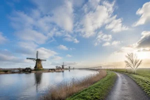 Droge dag met geleidelijk meer zon en koele temperaturen