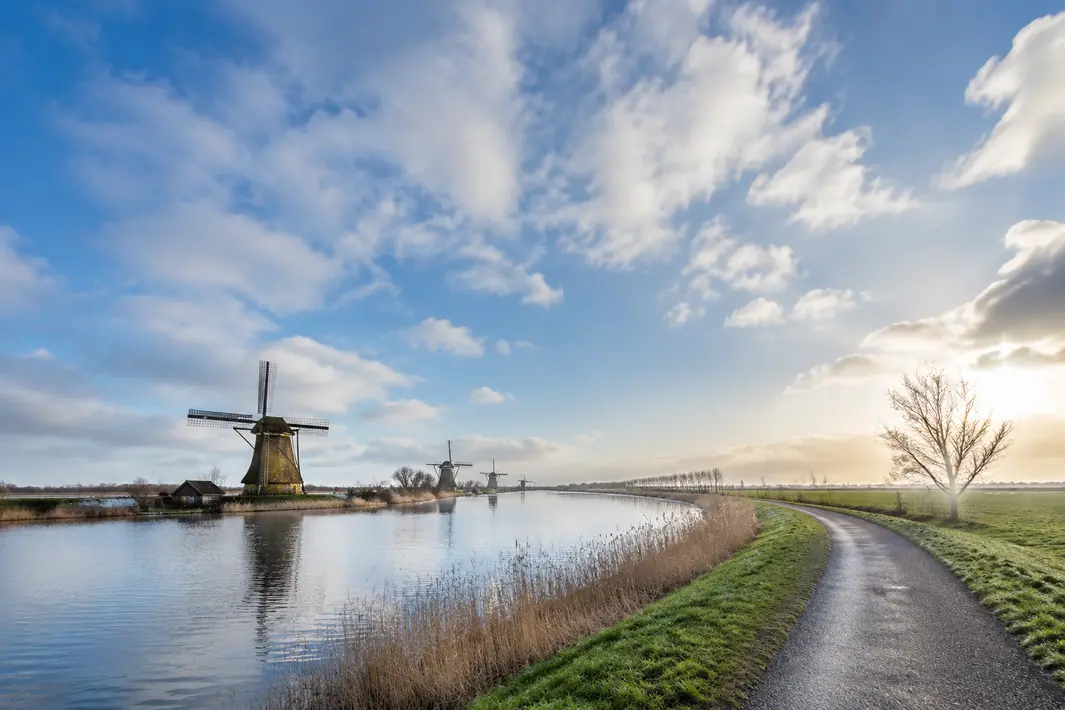 Droge dag met geleidelijk meer zon en koele temperaturen