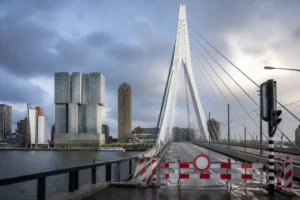 Erasmusbrug tijdelijk afgesloten voor autoverkeer vanwege onderhoud