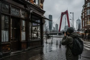 Fotograaf legt verdwijnende bruine kroegen in Rotterdam vast voor toekomst
