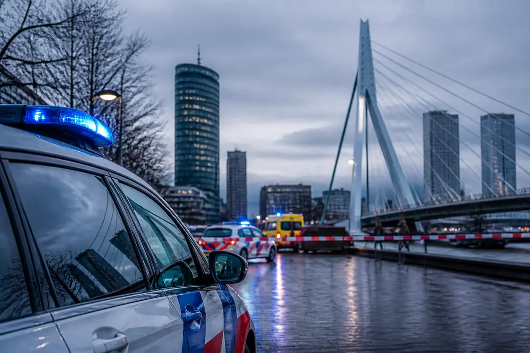 Tiener gewond bij steekincident, schoten gehoord in Rotterdam