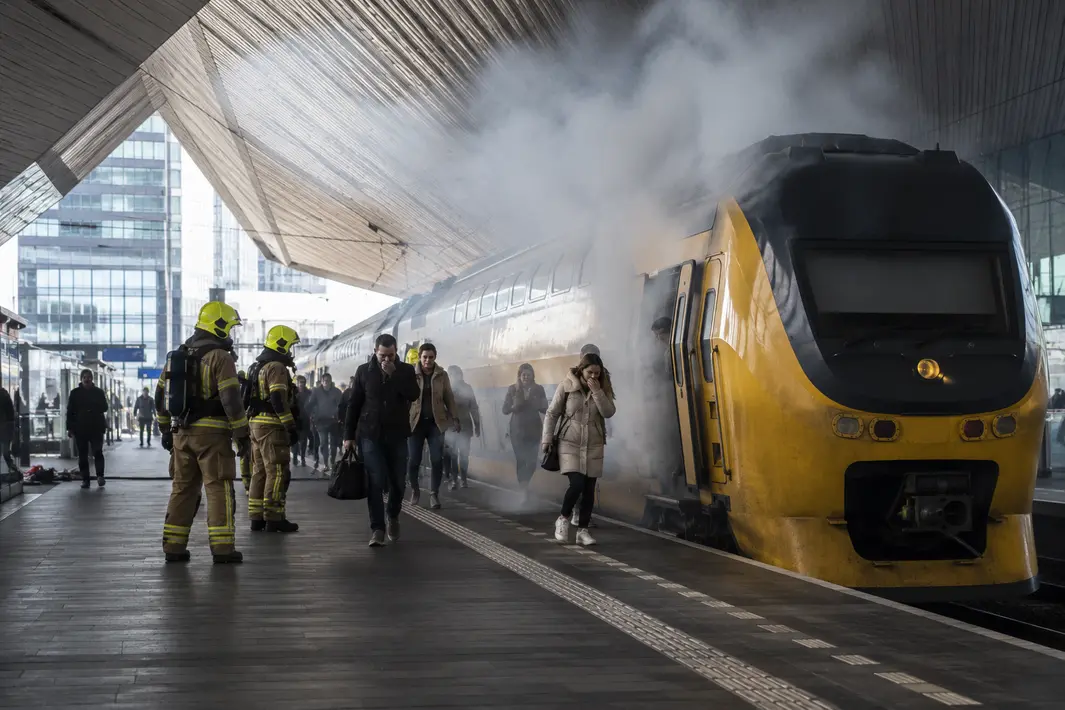 Trein op Rotterdam Centraal geëvacueerd na brand met rookontwikkeling