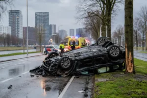 Auto belandt ondersteboven na botsing op de Grindweg in Rotterdam