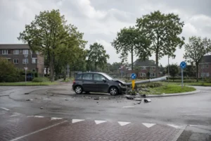 Auto rijdt rechtdoor op rotonde in Prinsenland, bestuurder blijft ongedeerd