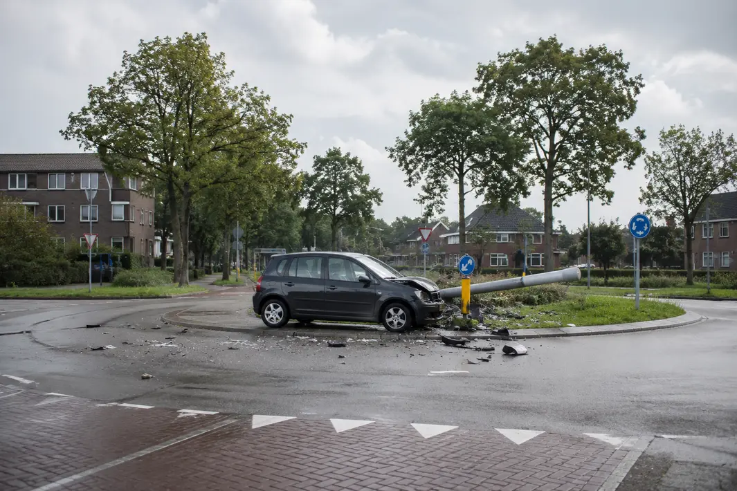 Auto rijdt rechtdoor op rotonde in Prinsenland, bestuurder blijft ongedeerd