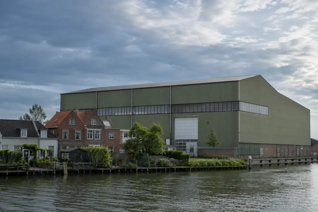 Grote loods naast woningen in Dordrecht mag blijven staan